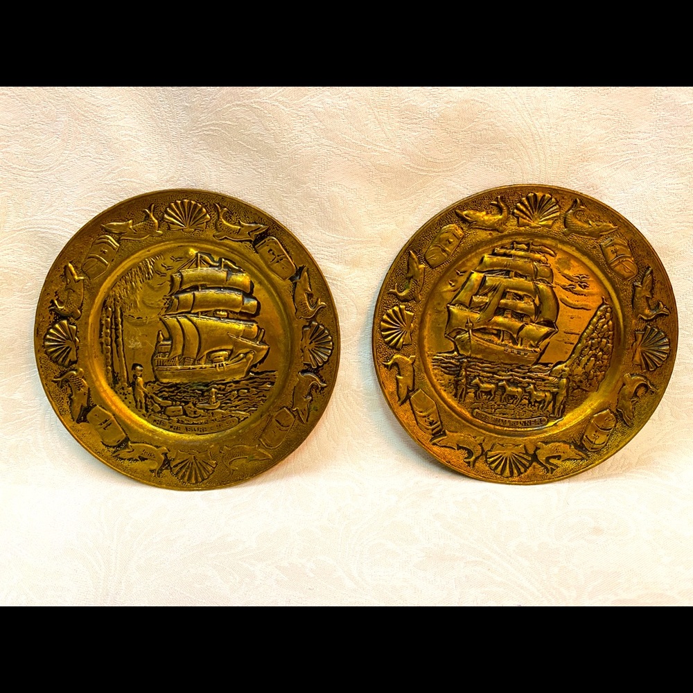 To vintage ship tins